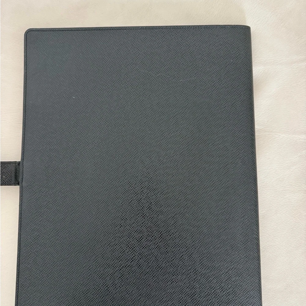 Louis Vuitton bloc A4 black taiga